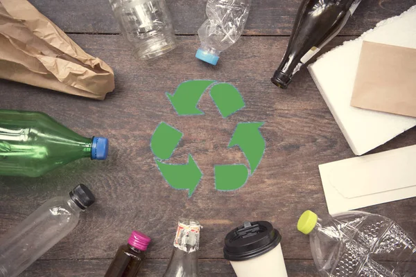 回收符号和塑料 玻璃在木桌背景的顶部视图 生态与拯救地球概念 — 图库照片