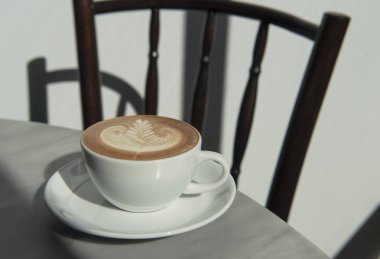 köpüklü kahve ya da Cappuccino, kahve fincanının üstü kafede..