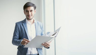 Genç işadamı açın klasörü çalışma vasıl belgili tanımlık yazıhane.