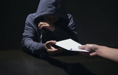 Bir yolsuzluk aldatmaca ortağında siyah beyaz tonu ile rüşvet vererek iş adamı. kavram rüşvet iş için.