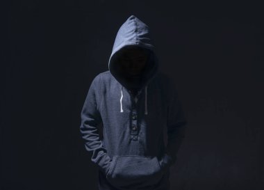 Siluet siyah arka plan üzerine hoodie olan gizemli adam. işlenen bir suç kavramı. 