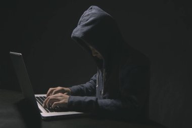 bilgi çalmak ve bilgisayarlar ve sistemleri bulaştırmak için hacker'ı karanlık erişim. kesmek ve siber saldırı kavramı.