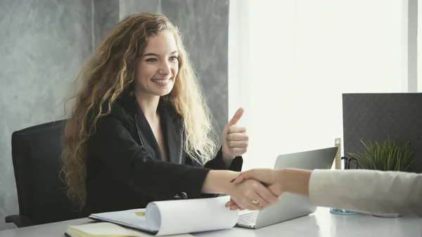 年轻的商界女性握手协议和大拇指一起 概念团队合作成功 — 图库照片
