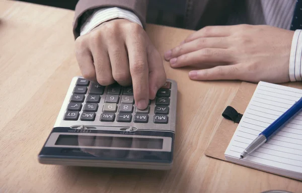 Contador Negocios Con Calculadora Para Calcular Financiera Mesa Oficina Presupuesto — Foto de Stock