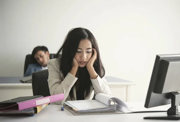 Επιχειρηματίας Τόνισε Και Δυστυχισμένος Για Εργασία Στο Γραφείο Χωρίς Άγχος — Φωτογραφία Αρχείου