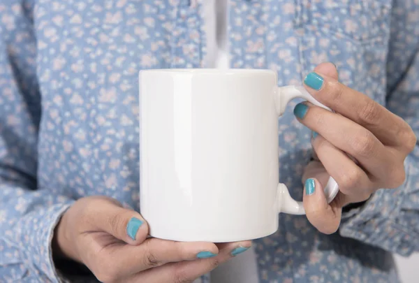 Hand Met Witte Keramische Koffiekopje Mockup Voor Creatief Ontwerp Branding — Stockfoto