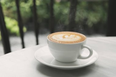 köpüklü kahve ya da Cappuccino, kahve fincanının üstü kafede..
