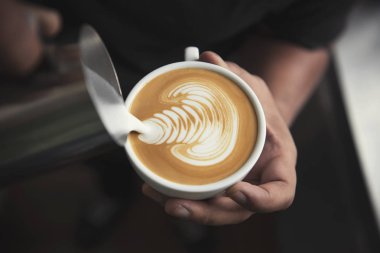 Barista latte veya Köpüklü köpüklü, kafede kahve fincan Cappuccino sanat yapma.