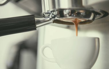 Espresso kahve makinesi ayıklama kullanarak Barista kafede vurdu.