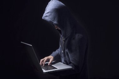 bilgi çalmak ve bilgisayarlar ve sistemleri bulaştırmak için hacker'ı karanlık erişim. kesmek ve siber saldırı kavramı.