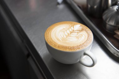 Latte veya kafede masada Cappuccino Kahve fincanı üstten görünüm.
