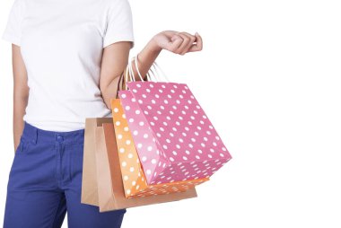 kız elbise ve beyaz arka plan üzerinde izole kopya alanı ile alışveriş torbaları holding.