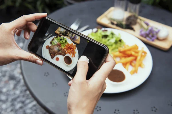 Blogger Χέρια Smartphone Φωτογράφηση Μπριζόλα Χοιρινή Μπριζόλα Σαλάτα Λαχανικών Και — Φωτογραφία Αρχείου