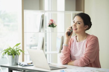 Kadınlar mutlu gülümseyen müşteri destek cep telefonu operatörüyle Danışma ofisi. 