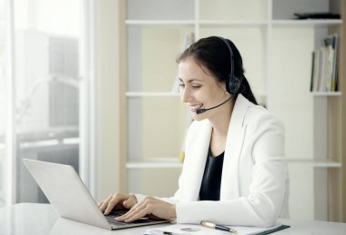 kadın mutlu gülümseyen müşteri destek operatörü ile kulaklık. iletişim kavramı. 