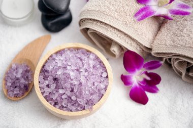 Spa aksesuarları aromatik tuz fırçalama ve havlu.