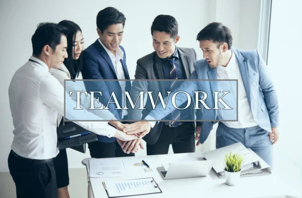オフィスでハンドシェイク団結を作るビジネスマンのグループ チームワークの概念 — ストック写真