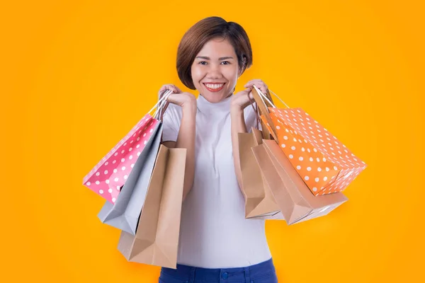 Porträtt Upphetsad Vacker Asiatisk Tjej Bär Klänning Anläggning Shoppingkassar Isolerad — Stockfoto