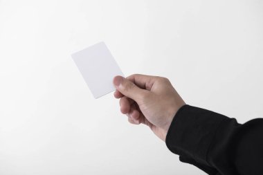 Kredi kartı ödeme para için tutan el. gri arka plan üzerinde izole mockup şablonu