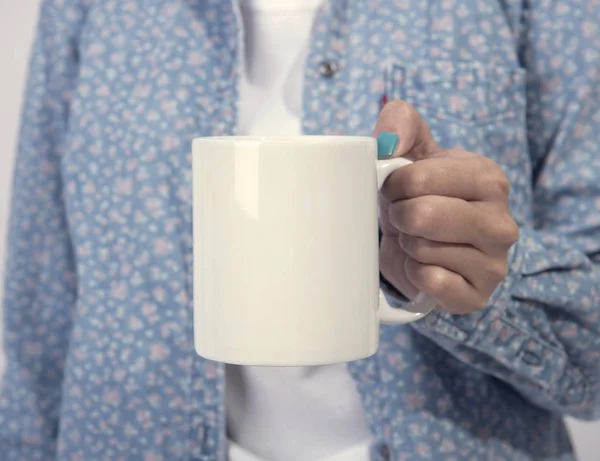 Hand Met Witte Keramische Koffiekopje Mockup Voor Creatief Ontwerp Branding — Stockfoto