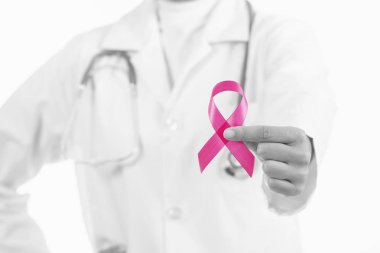 Pembe kurdele holding, meme kanseri bilinçlendirme ve Uluslararası Kadınlar günü kampanyası sembolü destekleyen doktor kadın.