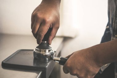 Taze kavrulmuş kahve çekirdeği için konularındaki kullanarak Barista bir toz haline yapmak.
