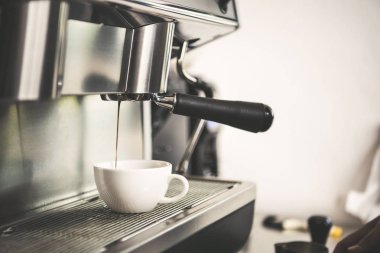Espresso kahve makinesi ayıklama kullanarak Barista kafede vurdu.