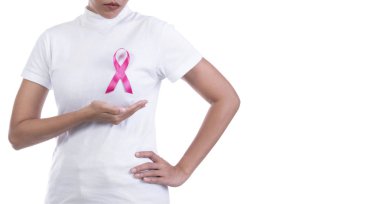 Göğsünde pembe kurdele ile beyaz t-shirt kadında. meme kanseri bilinçlendirme ve Uluslararası Kadınlar günü kampanyası destekleyici sembolü.