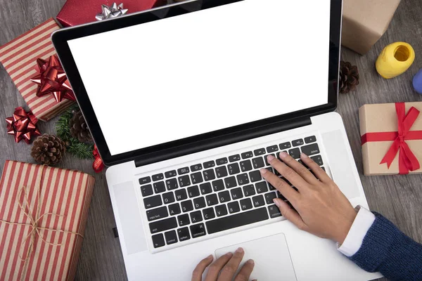 Bilgisayar boş ekran mockup masanın üzerinde kullanarak iş ele. Kavram Office Noel ve mutlu yeni yıl.