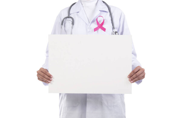 Женщина-врач с розовой лентой на груди и рукой, держащая макет бумаги для поддержки символа информированности о раке молочной железы и международной кампании женского дня
.