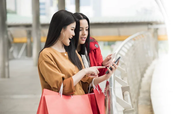 Flickor Håller Kassar Och Påsar Med Smart Telefon Med Kreditkort — Stockfoto