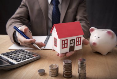 İşadamı Ajan Satılık ev sunuyoruz. konsept pazarlama ev Emlak.