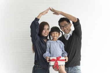 Asyalı kızı babası ve annesi ile mevcut tutarak. kavram Emanet aile ve bakım sigorta