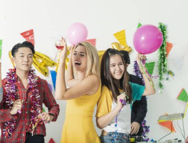 Arkadaşlar eğlenmeye grup parti gece. kutlama mutlu yeni yıl ve Noel.