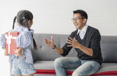 Baba için mevcut Asyalı kızı ver. Babalar günü için sürpriz kavramı.