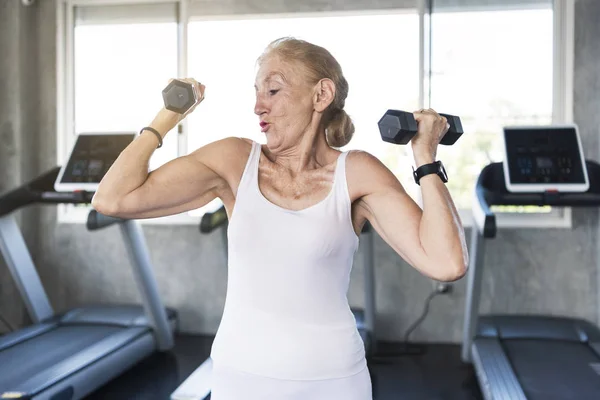 Starší Žena Cvičení Zvedání Činky Posilovně Fitness — Stock fotografie