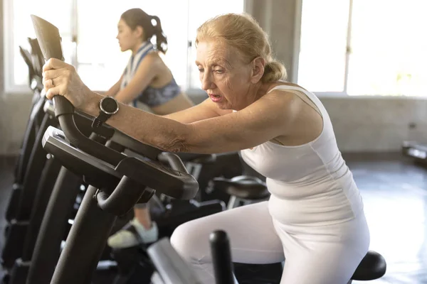 Starší Žena Unavená Cvičení Spinning Kolo Posilovna Koncept Starší Zdravého — Stock fotografie