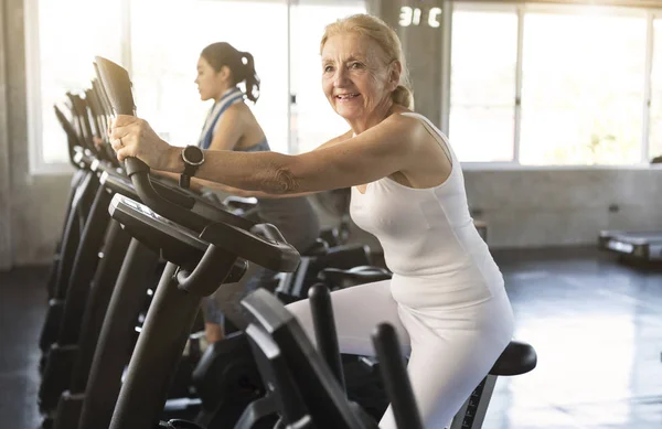 Senior Žena Cvičení Spinning Kolo Fitness Tělocvičně Starší Zdravý Životní — Stock fotografie