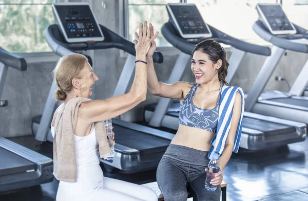 Trainer Senior Woman Giving Highfive Fitness Gym Elderly Healthy Lifestyle — Stock Photo, Image