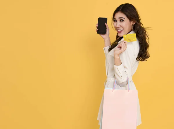 Shopper Azjatyckich Kobiet Przy Użyciu Telefonu Komórkowego Karty Kredytowej Dla — Zdjęcie stockowe