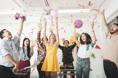 Arkadaşlar eğlenmeye grup parti gece. kutlama mutlu yeni yıl ve Noel.