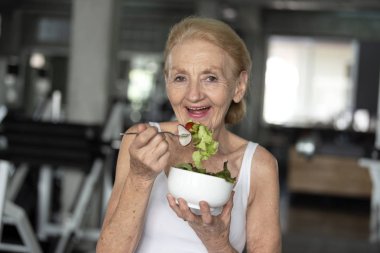 Sağlıklı salata yemek kadın kıdemli. Yaşlı sağlığı yaşam tarzı kavramı.