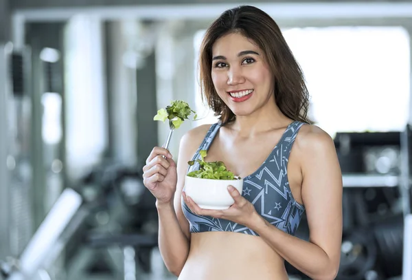 Aziatische Vrouw Eten Gezonde Salade Dieet Gezondheid Levensstijl Concept — Stockfoto