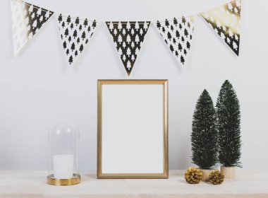 Ahşap masa dekorasyonu ile çerçeve tasarım mockup tebrik Noel tatili.