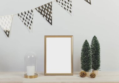 Ahşap masa dekorasyonu ile çerçeve tasarım mockup tebrik Noel tatili.