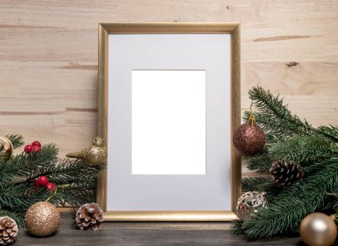 Ahşap masa dekorasyonu ile çerçeve tasarım mockup tebrik Noel tatili.