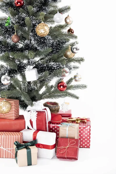 Albero Natale Decorato Con Regalo Avvolto Presenta Isolato Uno Sfondo — Foto Stock