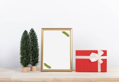 Ahşap masa dekorasyonu ile çerçeve tasarım mockup tebrik Noel tatili.