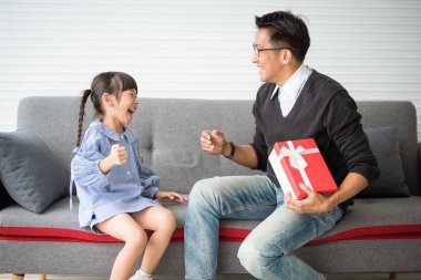 Asyalı baba kızı için hediye verdi. konsept sürpriz doğum günü hediyesi kutusu.