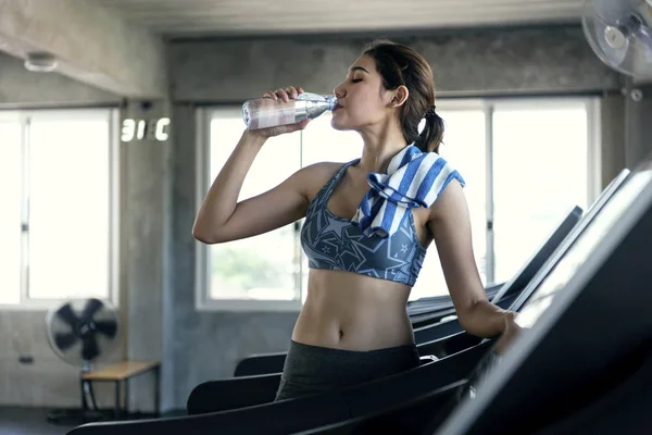 Aziatische Vrouwen Dorst Drinkwater Het Sporten Fitnessruimte Gezonde Levensstijl — Stockfoto